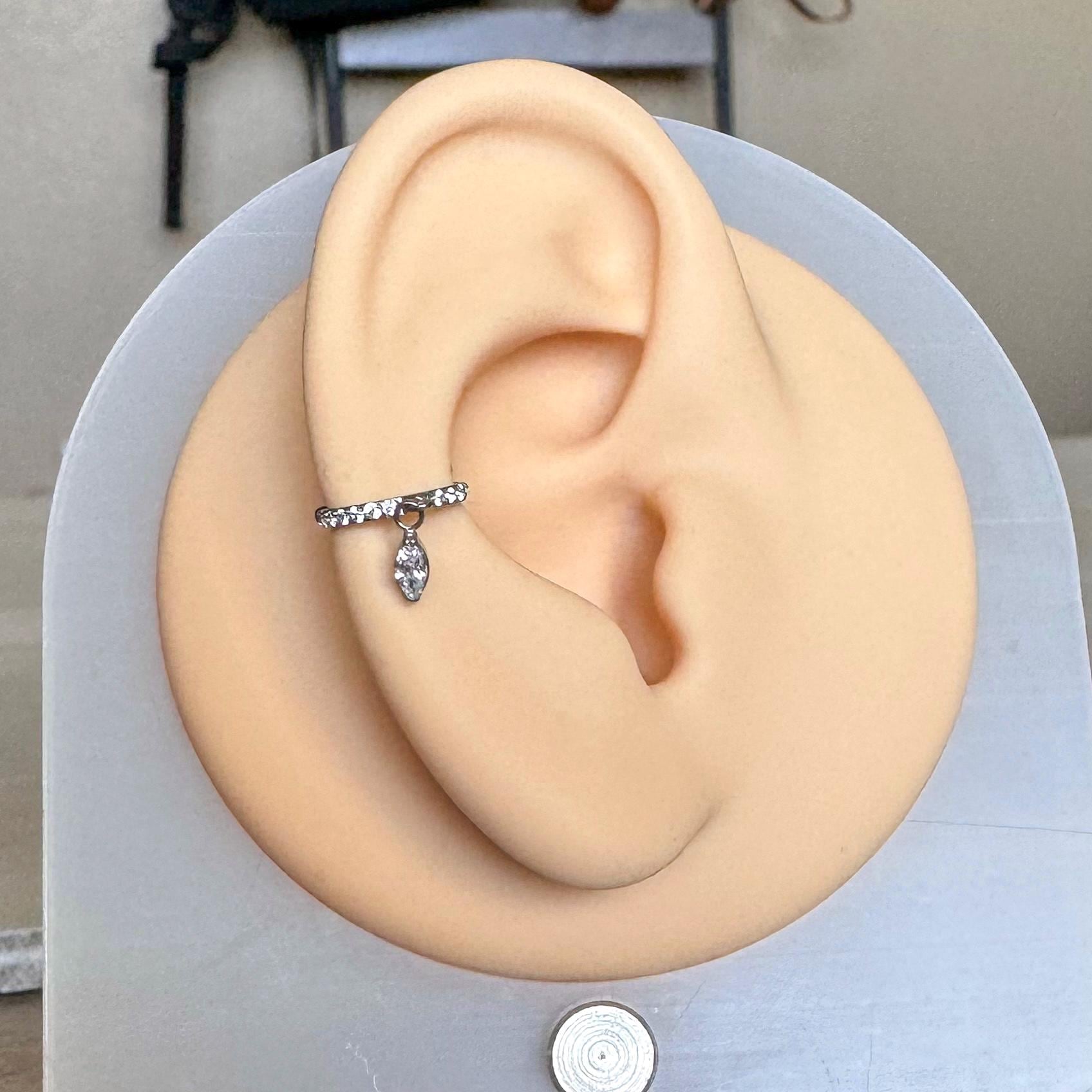 Lueur Solitaire Conch Earring-Cartilage Earring-Elara Body Jewelry