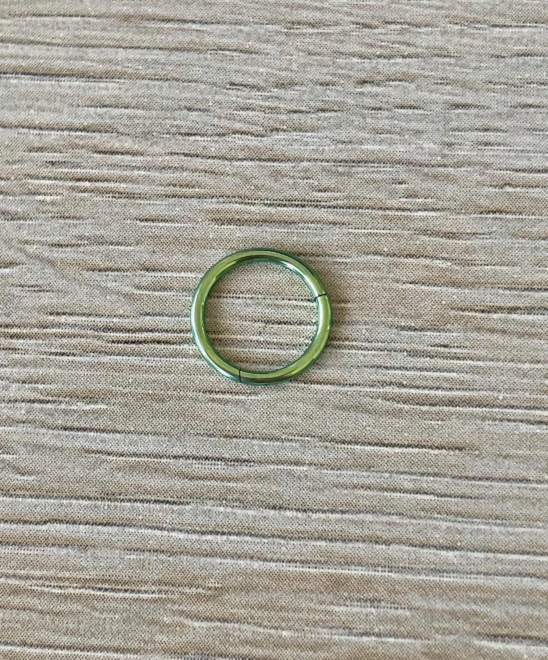 Green Titanium Clicker Piercing (18G or 20G | 8mm | Titanium | Green)